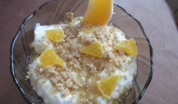 Кисело мляко с мед и орехи