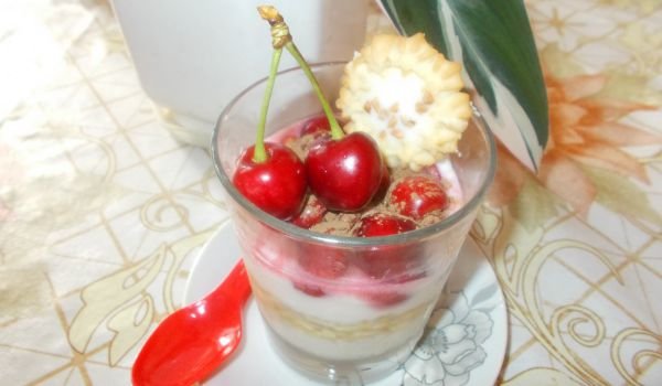 Кисело мляко с овесени ядки и череши