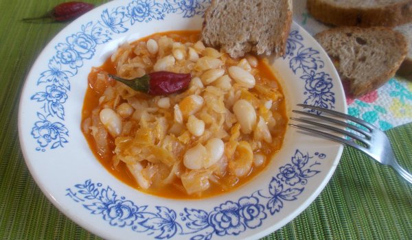 Кисело зеле с бял боб, праз и лук