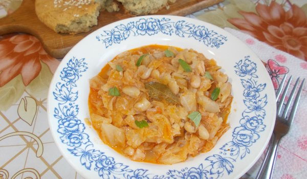 Кисело зеле с боб и джоджен