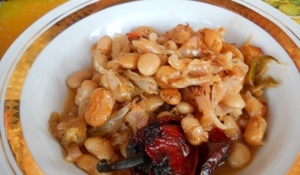 Кисело зеле с боб и сухи червени чушки
