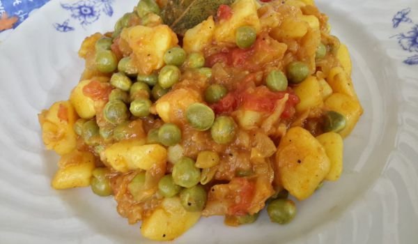 Кисело зеле с грах, картофи и домати