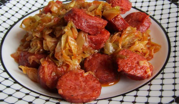 Кисело зеле с луканкова наденица
