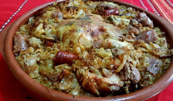 Кисело зеле с меса и сарми
