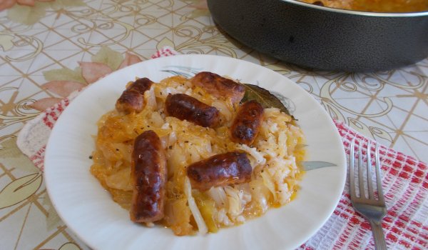 Кисело зеле с наденички на фурна