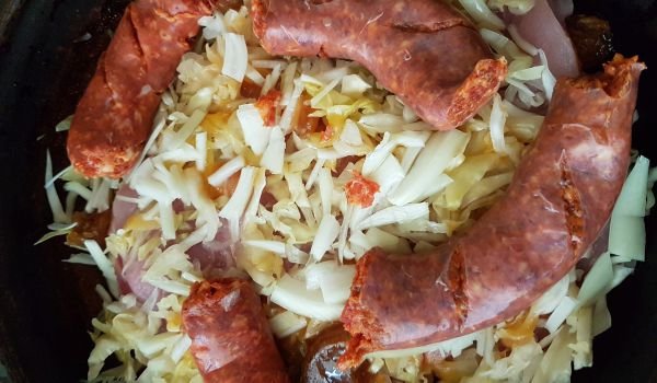 Кисело зеле със суджук в гювеч