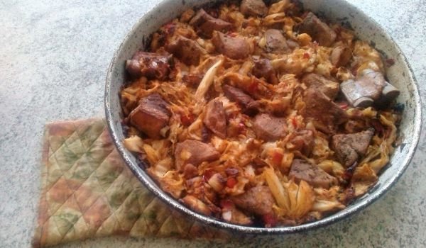 Кисело зеле със сушени чушки, стафиди и свинско