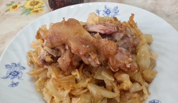Кисело зеле със свински крачета