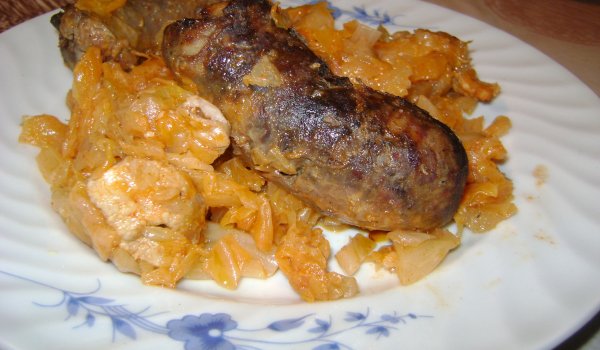 Кисело зеле със свинско и кървавица