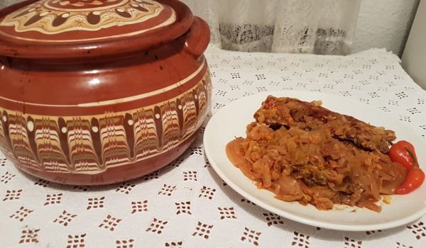Кисело зеле със свинско месо в глинен гювеч