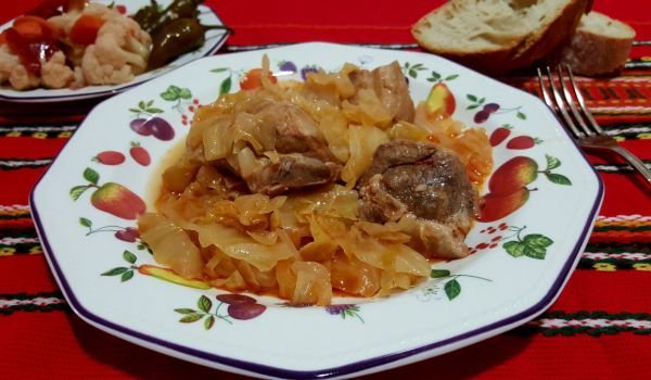 Кисело зеле със свинско