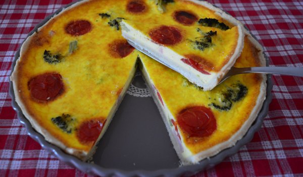Киш с броколи, чери домати и сьомга