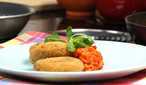 Кюфтенца от червена леща с домашна лютеница