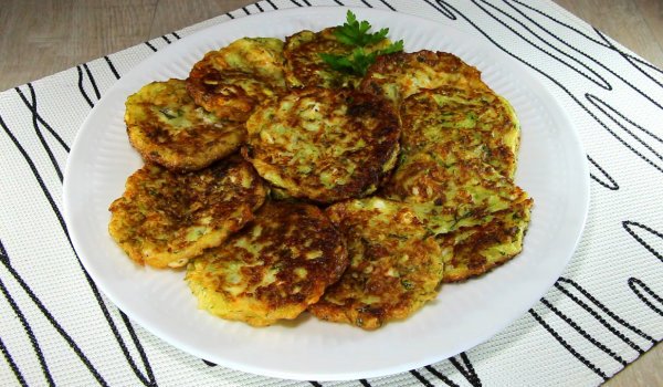 Кюфтенца от тиквички със сирене