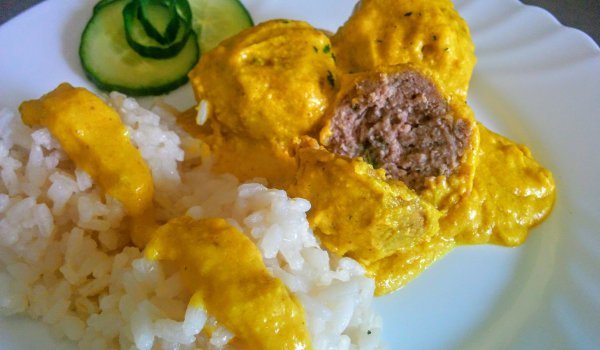 Кюфтенца с бадемов сос и ориз