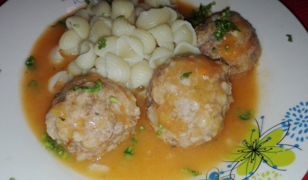 Кюфтенца с доматен сос и конкилие