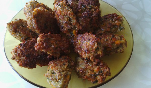 Кюфтенца с гречка, моркови и лук