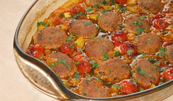 Кюфтенца с картофи и чери домати