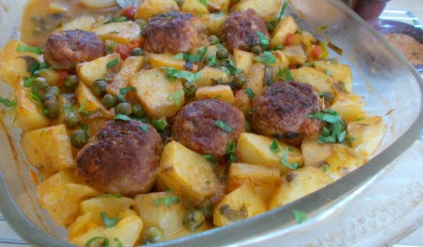 Кюфтенца с картофи и грах на фурна
