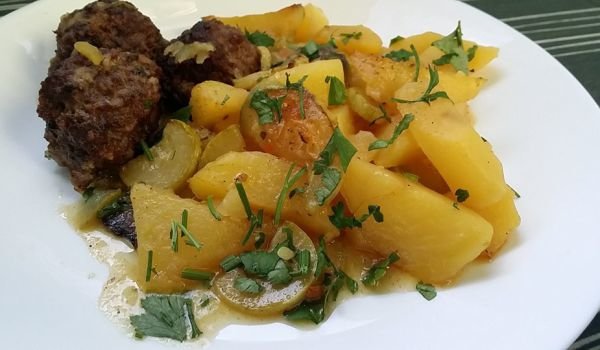 Кюфтенца с картофи и тиквички