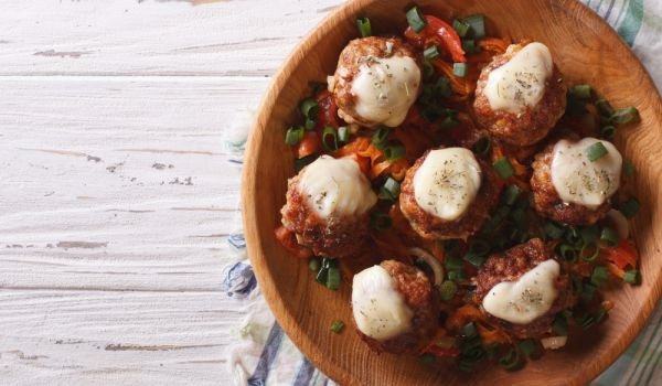 Кюфтенца с моцарела и домати