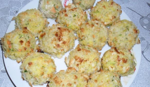 Кюфтенца с ориз и зеленчуци, оваляни в трохи
