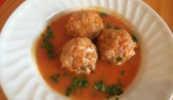 Кюфтенца с тиквички и кайма в доматен сос