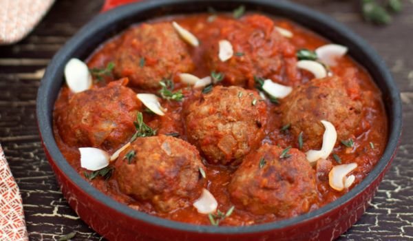 Кюфтенца със сос Ромеско