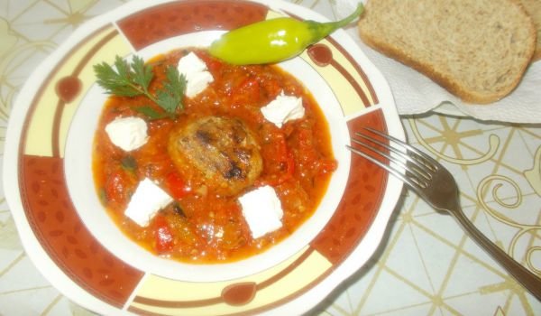 Кюфтета на скара с доматен сос