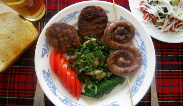 Кюфтета на скара със сотирани гъби