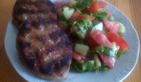 Кюфтета на скара със свежа салата