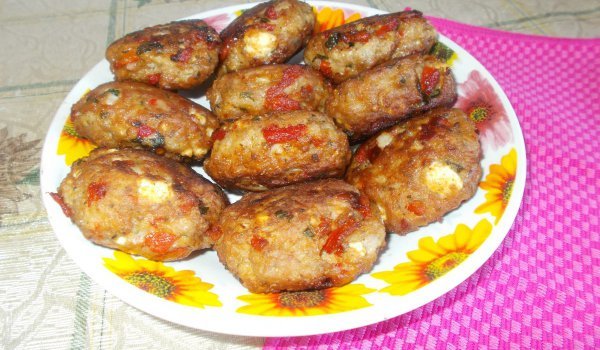 Кюфтета от кайма с печени чушки
