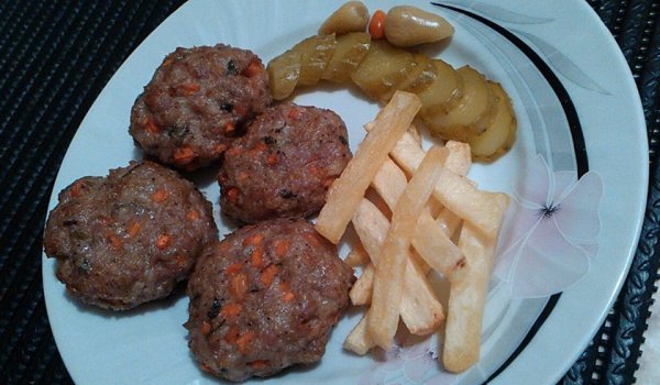Кюфтета от свинско месо с моркови и горчица