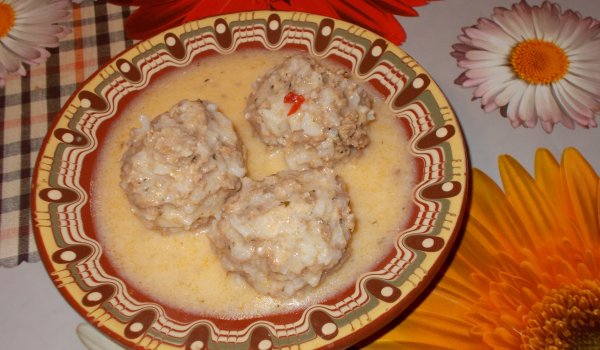 Кюфтета с бял сос с прясно и кисело мляко