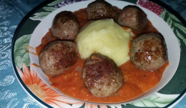 Кюфтета с доматен сос и картофено пюре