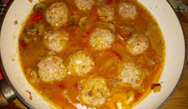 Кюфтета с гъби, чушки и сос