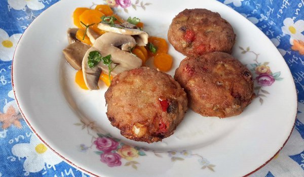 Кюфтета с гъби и кисели краставички