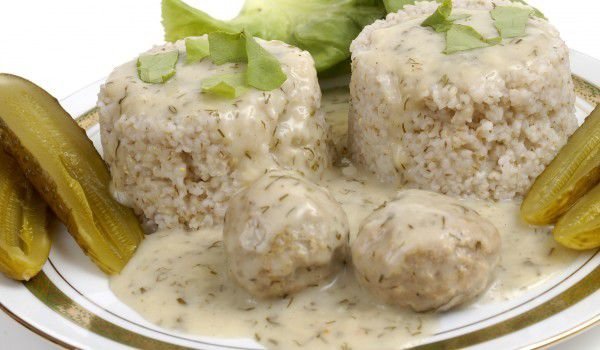 Кюфтета с яйчен сос