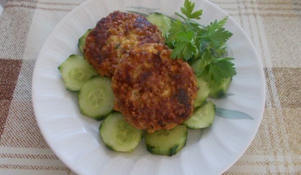 Кюфтета с кайма, елда и картофи