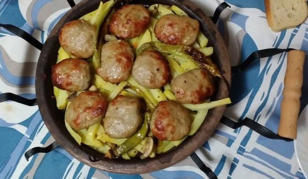 Кюфтета с картофи, гъби и чорбаджийски чушки на сач