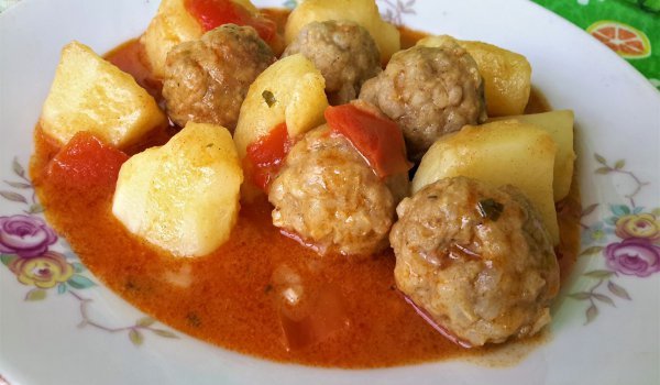 Кюфтета с картофи и сос