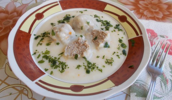 Кюфтета с ориз и млечен сос
