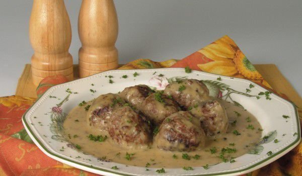 Кюфтета със сос бешамел и картофи