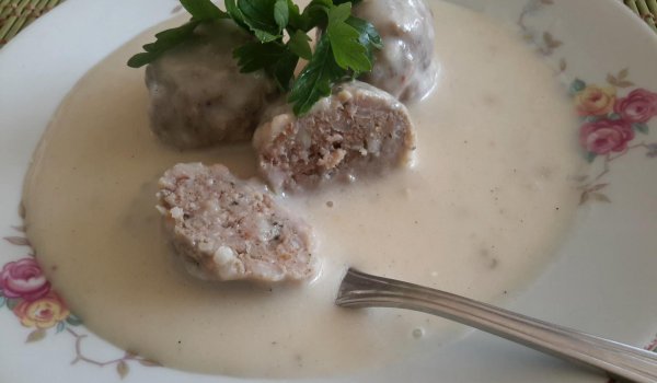 Кюфтета със сос от майонеза и кисело мляко