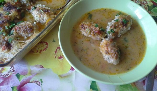 Кюфтета със зеленчуци и сос