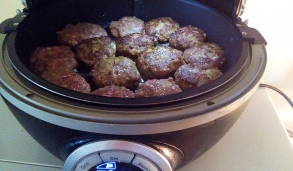 Кюфтета във фраер с малко олио