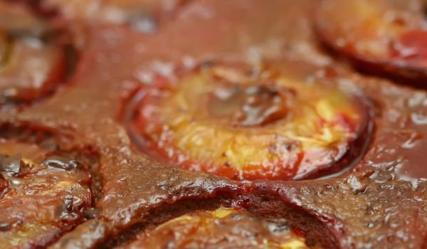 Клафути с шоколад и сливи