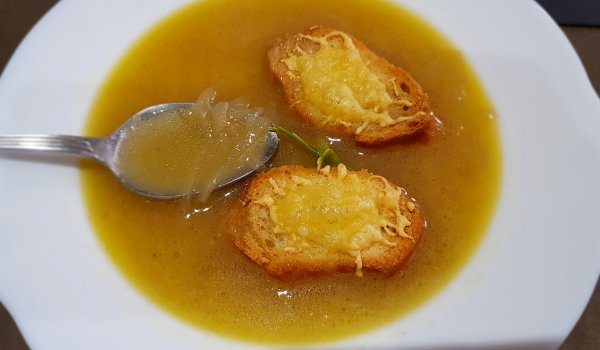 Класическа френска лучена супа с бяло вино