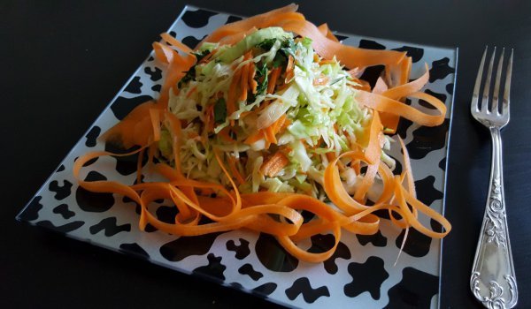 Класическа зеле и моркови салата