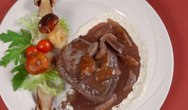 Класически телешки скалопини в гъбен сос
